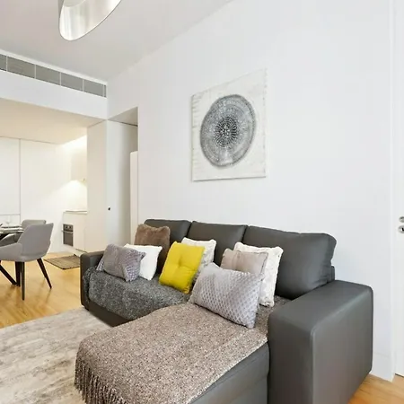 Spacious 1 Bedroom Apartment Near Baixa-2